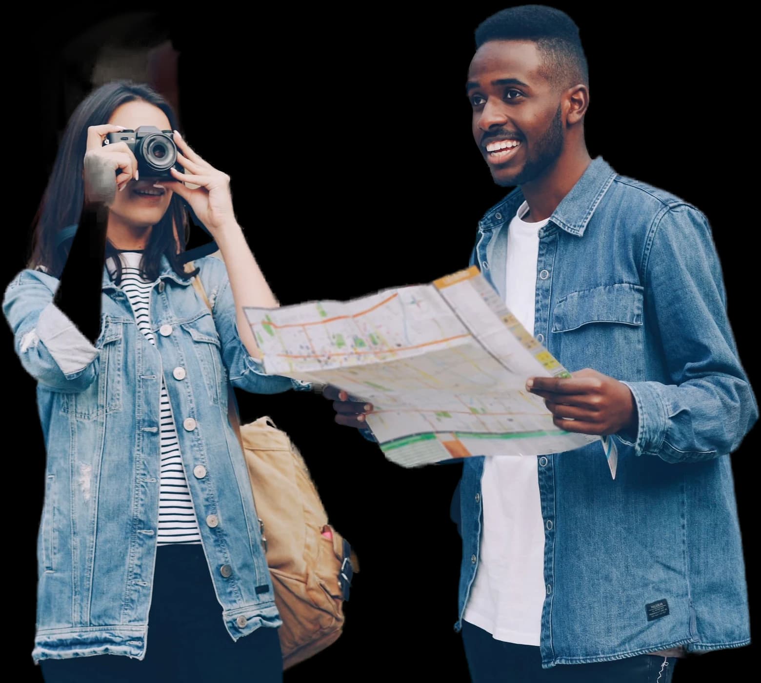 Um casal de turistas: ela fotografa com uma câmera, ele sorri segurando um mapa